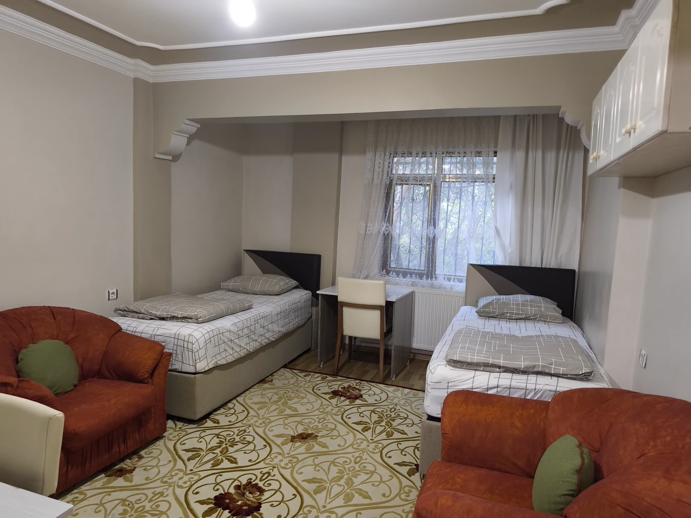 Üç Kişilik Apart